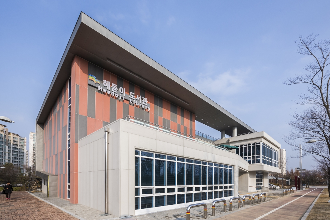 연수구 해돋이도서관은 개관 10주년을 맞아 4월 도서관 주간의 흐름을 이어 5월 한 달간 다양한 독서 문화 행사를 운영한다